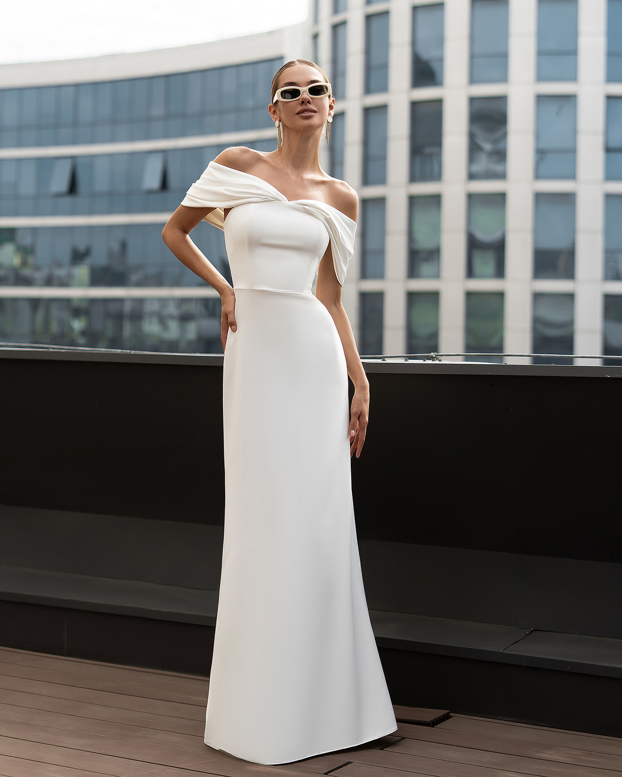 Elegancka wieczorowa maxi sukienka z odkrytymi ramionami biała Rozm. L