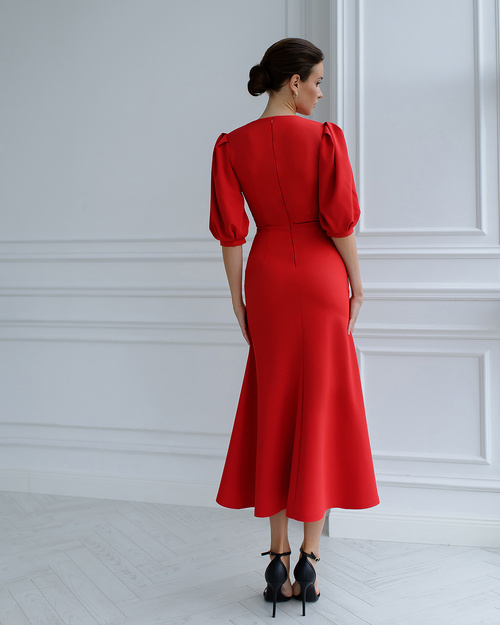 Rotes Midikleid mit Schlitz 