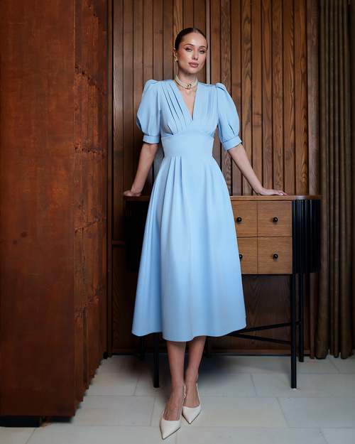 Blaues, ausgestelltes Midikleid mit kurzen Puffärmeln.
