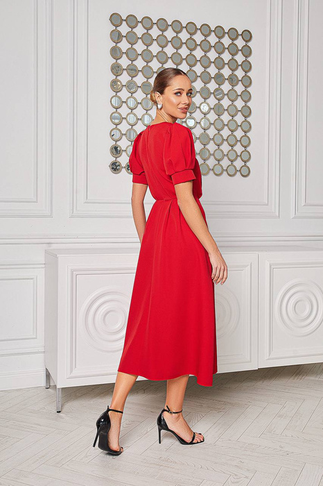 Kleid mit Knöpfen in Rot verziert