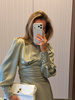 Raja Midikleid aus Satin mit offenem Rücken und Schleife - pistazienfarben 