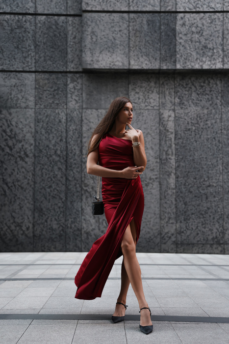 Blaues, ausgestelltes Midikleid mit kurzen Puffärmeln.