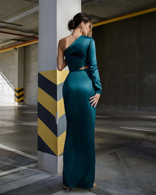 Elegantes geschlitztes Maxikleid in Grün mit einer Schulterpartie