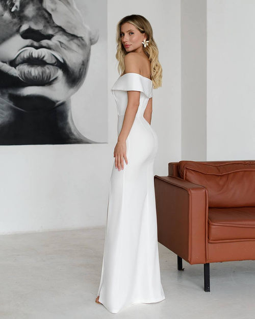 Elegancka sukienka maxi z odkrytymi ramionami i rozcięciem w kolorze białym
