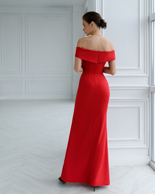 Elegantes Maxikleid mit offenen Schultern und Schlitz rot