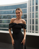 Elegancka maxi sukienka z odkrytymi ramionami czarna