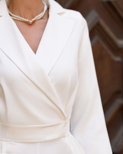 Elegancki kombinezon z długimi rękawami w kolorze mlecznym