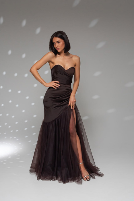 Elegantes schwarzes trägerloses Midikleid mit Rüschenbesatz