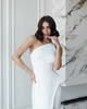Elegantes langes One-Shoulder-Kleid milchig