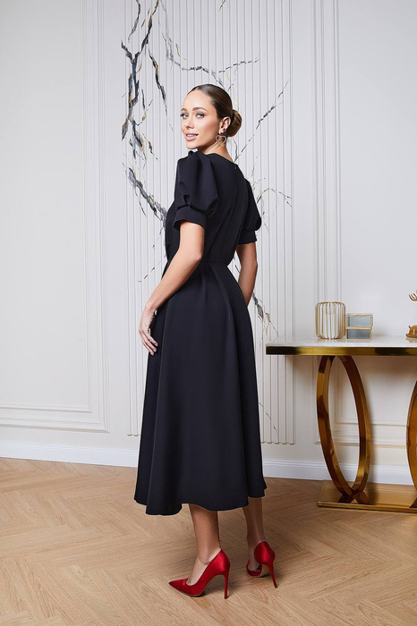 Kleid mit Knöpfen in Schwarz verziert