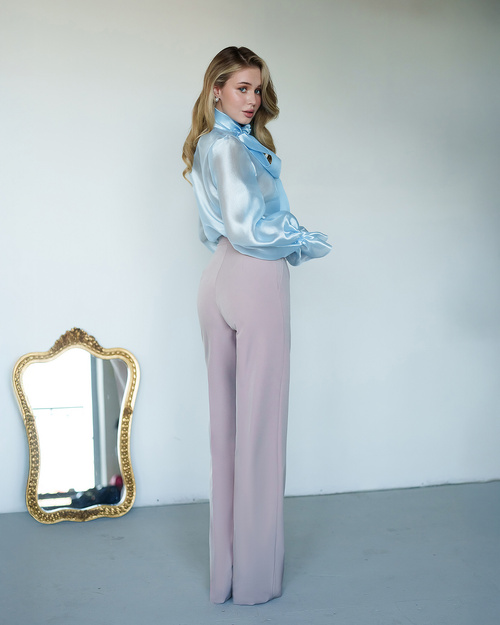 Elegante gerade Hose aus Puderstoff