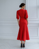 Rotes Midikleid mit Schlitz 