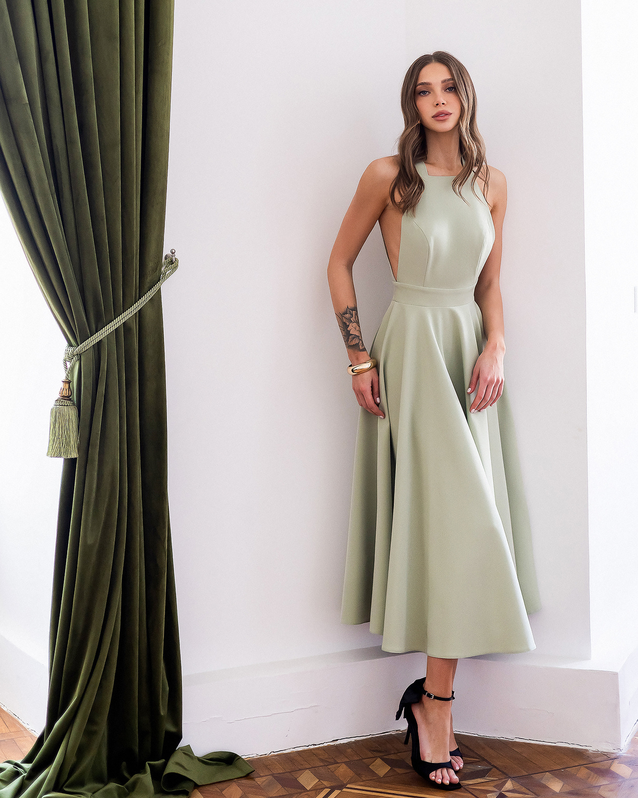 Elegancka rozkloszowana sukienka midi bez rękawów z wiązaniem na plecach - jasna szałwia Rozm. L