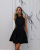 Czarna rozkloszowana sukienka mini bez rękawów z wiązaniem na plecach 