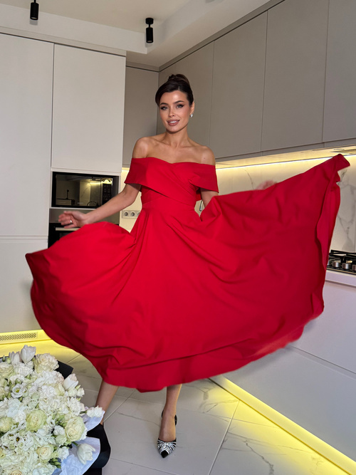 Carmen Kleid mit mittellangem Trapezausschnitt aus hochwertigem Anzugstoff rot
