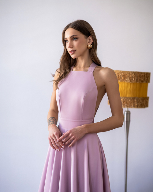Elegancka rozkloszowana sukienka midi bez rękawów z wiązaniem na plecach  - pudrowa