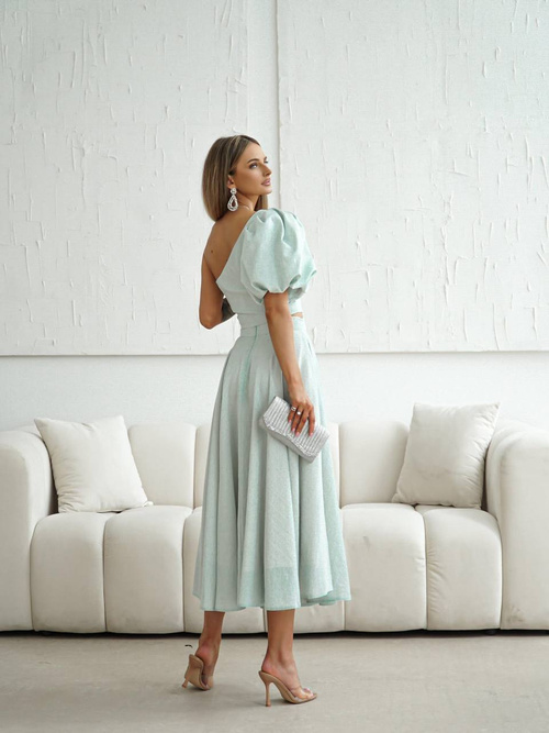 Cremefarbenes Midikleid mit offenen Schultern