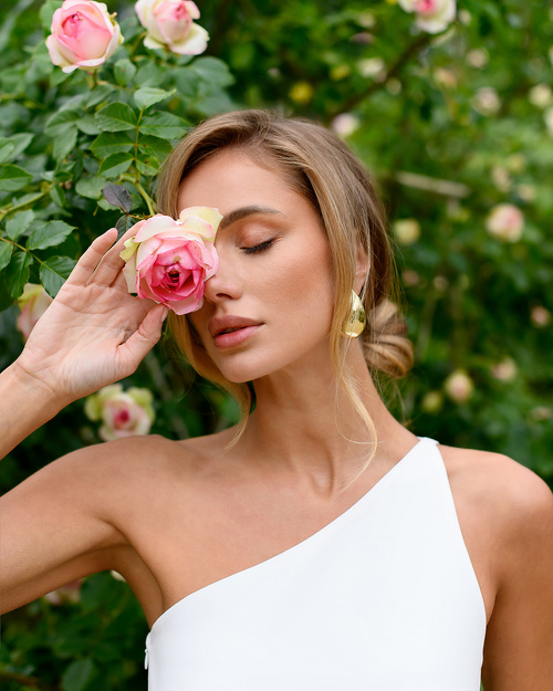 Elegantes langes One-Shoulder-Kleid milchig