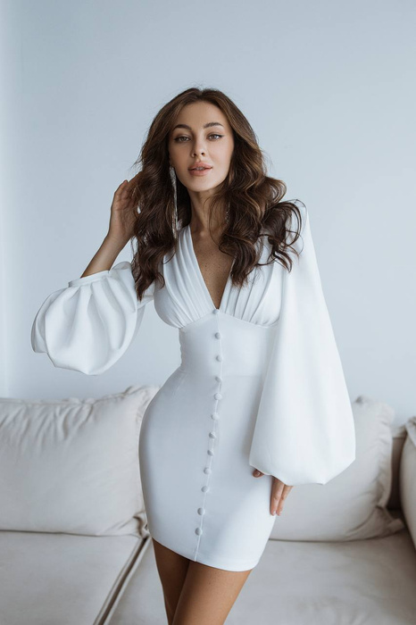 Minikleid mit voluminösen Ärmeln in Milchfarbe