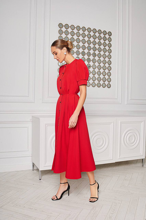 Kleid mit Knöpfen in Rot verziert