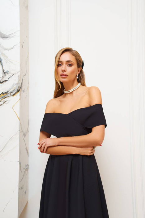 Carmen Kleid mit mittellangem Trapezausschnitt aus hochwertigem Anzugstoff schwarz