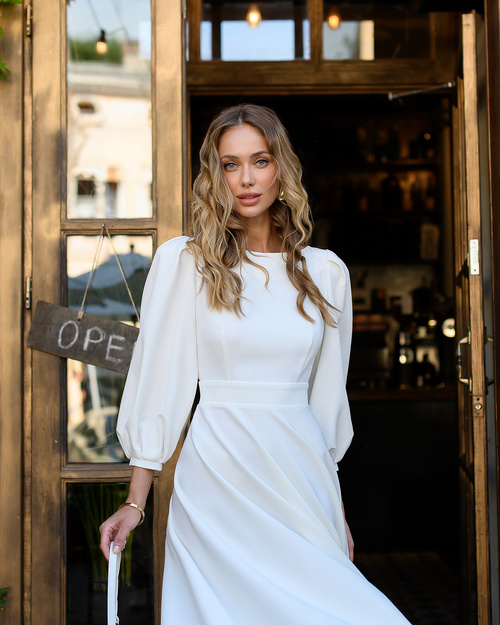 Elegantes ausgestelltes Midikleid mit bauschigen Ärmeln, die mit einer Schleife gebunden werden, in Milchfarbe