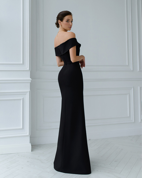 Elegancka sukienka maxi z odkrytymi ramionami i rozcięciem czarna