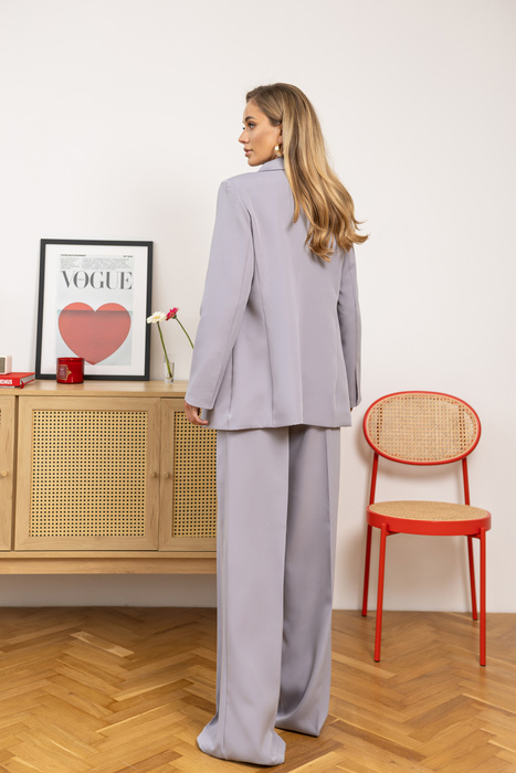 Dreiteiliger Damenanzug mit Weste grau