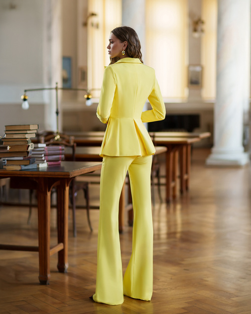 Gelbe Damenanzugsjacke und Schlaghose 