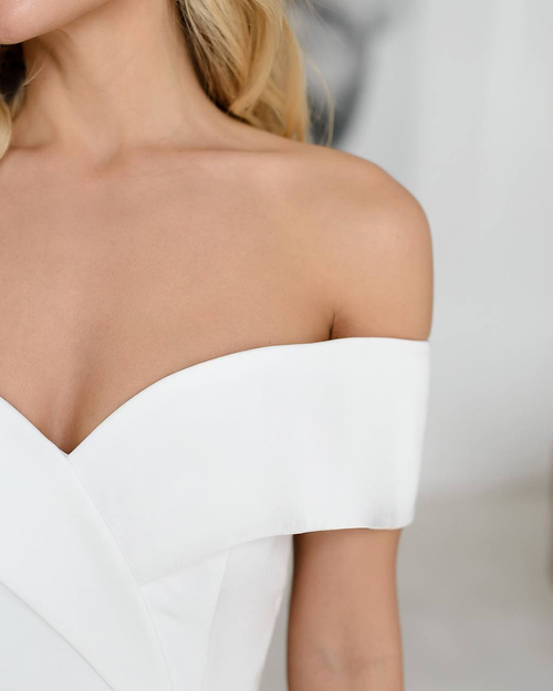 Elegantes Maxikleid mit offenen Schultern und Schlitz in Weiß