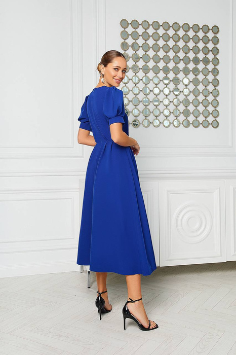 Mit Knöpfen verziertes Kleid in Kornblumenblau