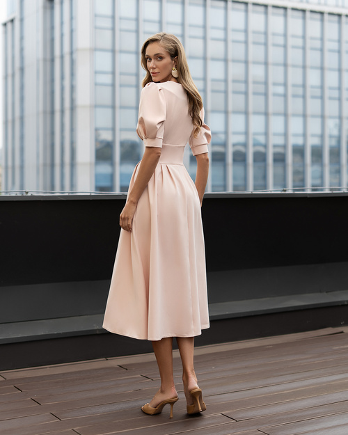 Blaues, ausgestelltes Midikleid mit kurzen Puffärmeln.