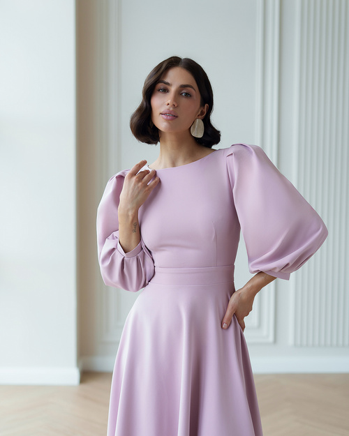 Elegantes ausgestelltes Midikleid mit bauschigen Ärmeln, die mit einer Schleife gebunden werden, in Rosa