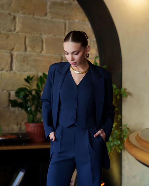 Marineblauer dreiteiliger Damenanzug