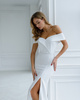 Elegantes Maxikleid mit offenen Schultern und Schlitz in Weiß