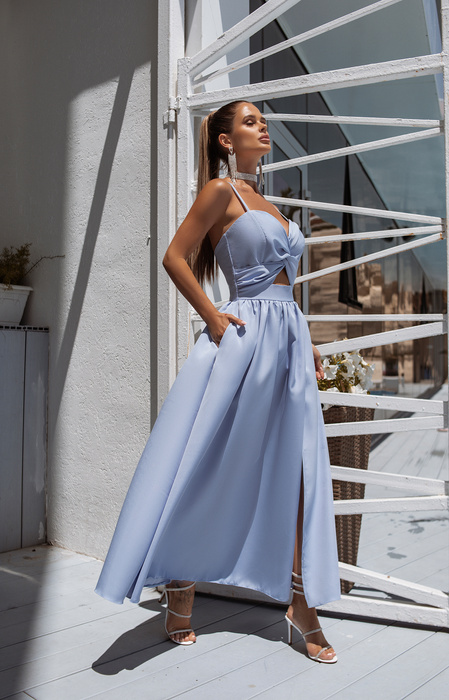 Trägerloses Kleid mit Schlitz in Blau