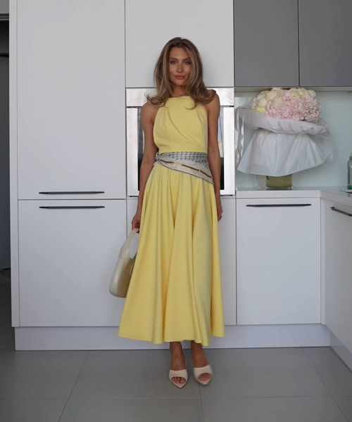 Elegancka rozkloszowana sukienka midi bez rękawów z wiązaniem na plecach  - żółty  