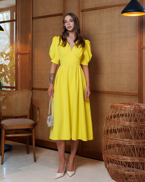 Żółta rozkloszowana sukienka midi z krótkim bufiastym rękawkiem.