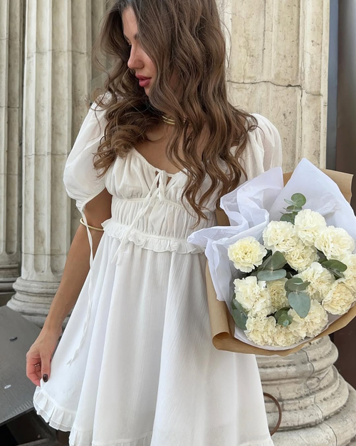 Sukienka Bella White – romantyczna sukienka mini z bufiastymi rękawami