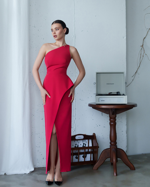 Czerwona elegancka sukienka maxi na jedno ramię